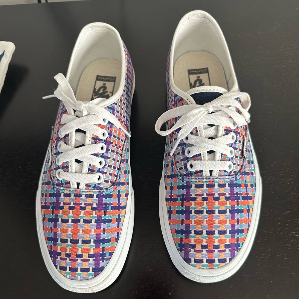Unisex Vans tennis shoes. Mens 9, Women’s 10.5